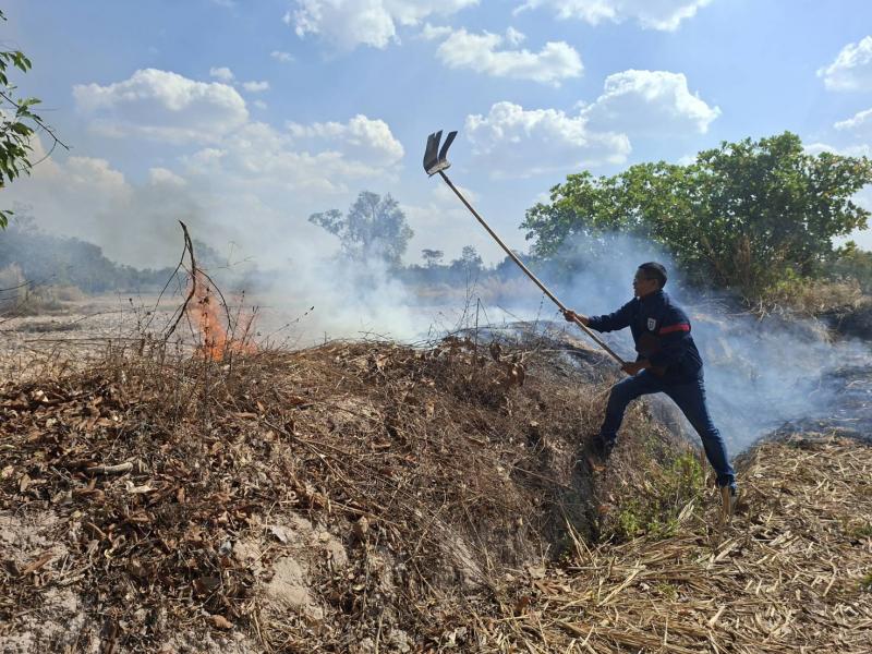 กิจกรรมดับไฟป่าในพื้นที่ตำบลหนามแท่ง